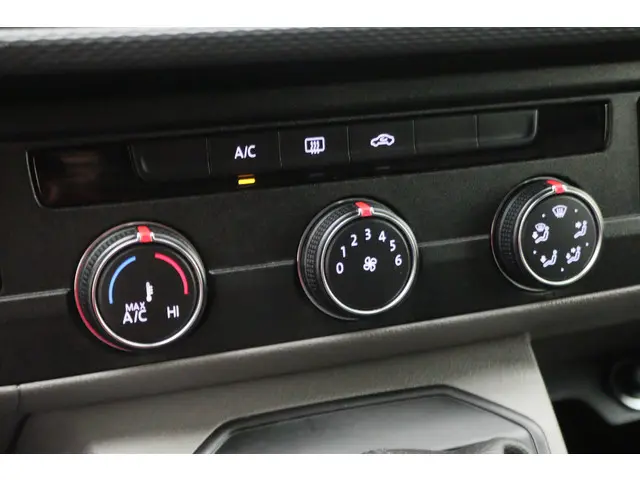 Volkswagen Transporter 2.0 TDI DSG L1H1 2022 Diesel 43