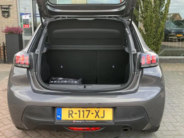 Peugeot 208 1.2 PureTech Active 2022 Benzine 18