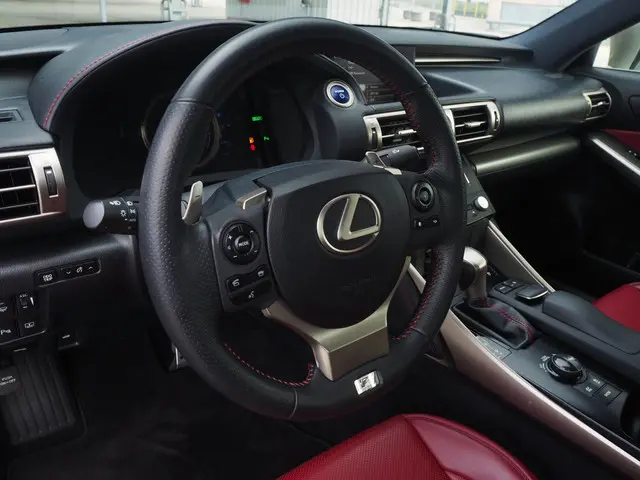Lexus IS 300h F Sport Line 2014 Hybride Benzine 16