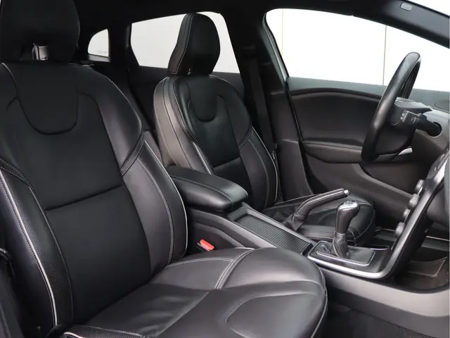 Volvo V40 2.0 T4 R-design 2018 Benzine 26