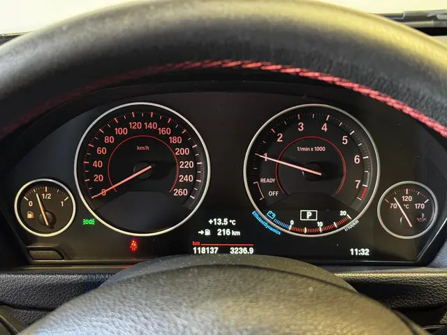 BMW 3 Serie 318i Executive 2017 Benzine 25