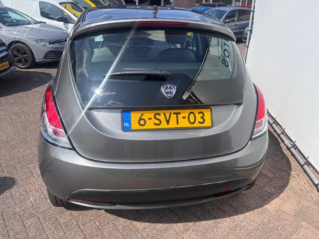 Lancia Ypsilon 0.9 TwinAir Silver + 2013 Benzine 23