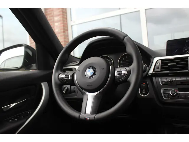BMW 3 Serie 316i Executive 2013 Benzine 23