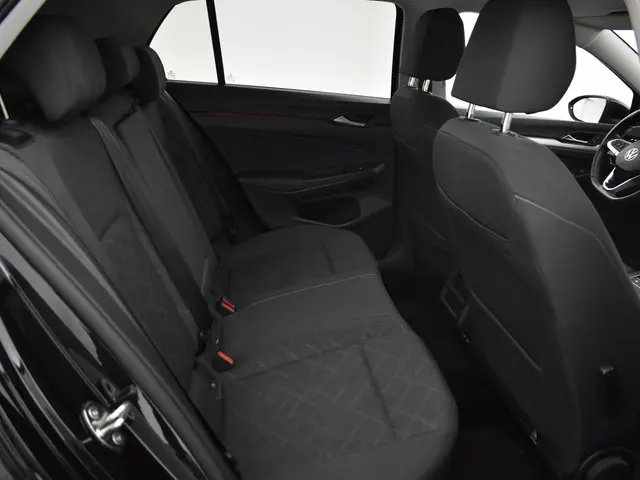 Volkswagen Golf 1.0 Tsi 110pk Life 2023 Benzine 31