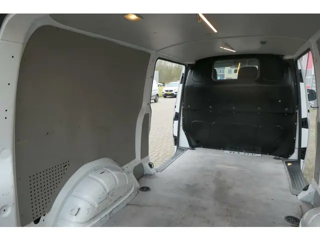 Volkswagen Transporter 2.0 TDI L2H1 Highline 2015 Diesel 13