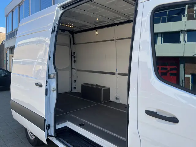 Mercedes-Benz Sprinter 317 1.9 CDI L2H2 2022 Diesel 27