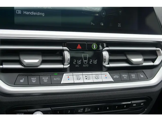 BMW 3 Serie 318i High Executive 2021 Benzine 34
