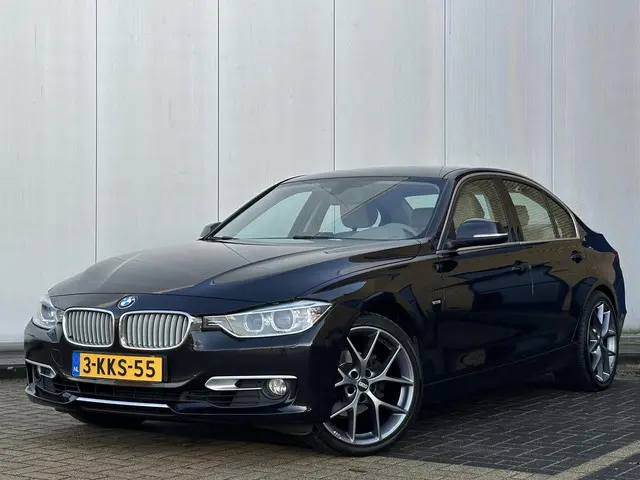 BMW 3 Serie 320i Executive 2013 Benzine 33