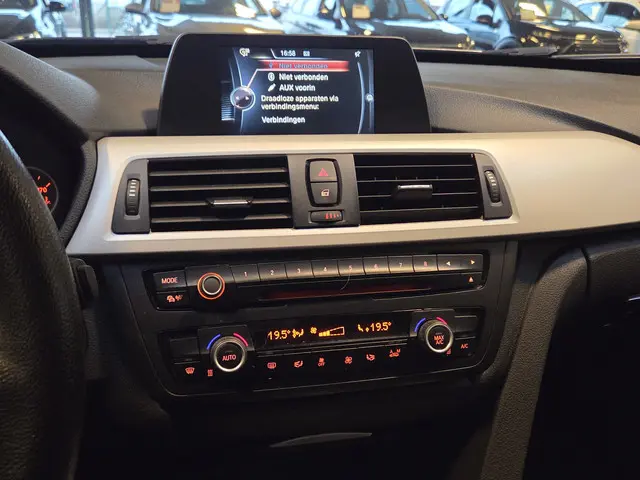 BMW 3 Serie Gran Turismo 320i Executive 2014 Benzine 31