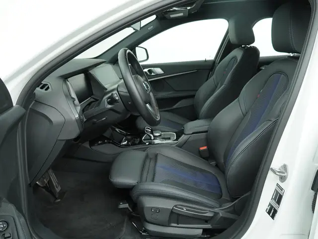 BMW 1 Serie 120i Executive 2022 Benzine 11