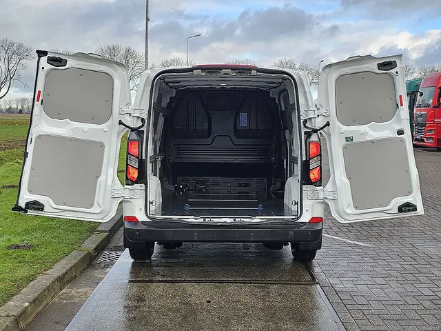 Ford Transit Custom 2.0 2024 Diesel 12