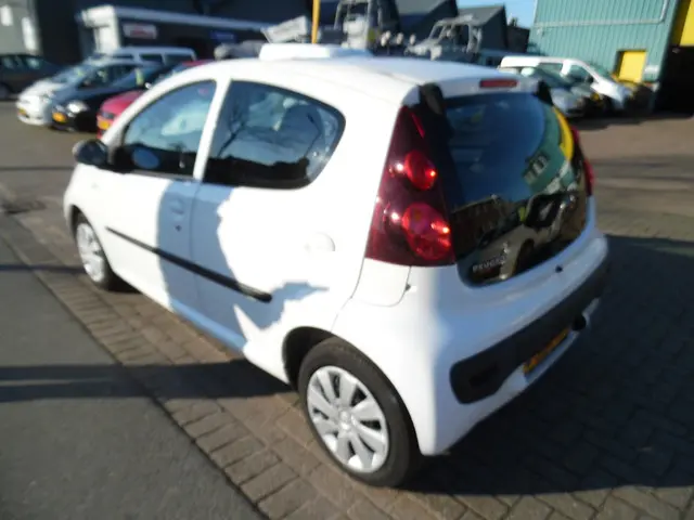 Peugeot 107 airco apk 11.26 1.0 Active NAP 2013 Benzine 6