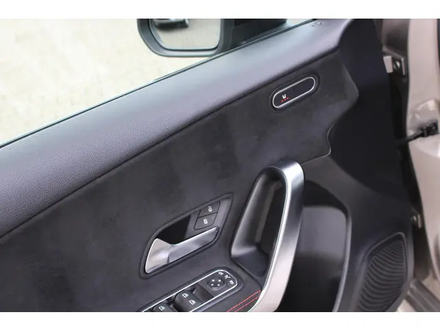 Mercedes-Benz A-Klasse 180 AMG 2019 Benzine 16