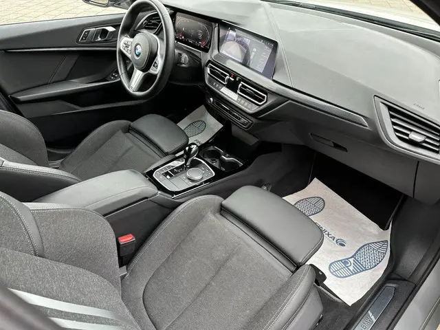 BMW 1 Serie 118i Executive Edition 2020 Benzine 20