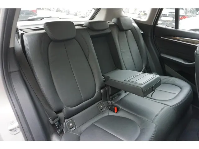 BMW X1 xDrive25e 2022 Hybride Benzine 11