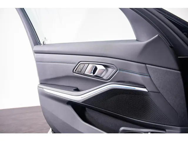BMW 3 Serie 330e 2024 Hybride Benzine 50