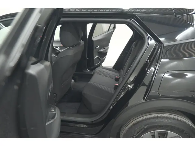 Peugeot 2008 PureTech 130 EAT8 Active Pack 2023 Benzine 25