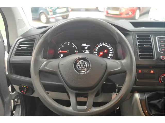 Volkswagen Transporter 2.0 TDI L2H1 DC 2017 Diesel 8