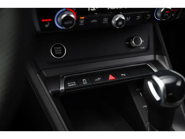 Audi Q3 45 TFSI e S edition 2024 Hybride Benzine 20