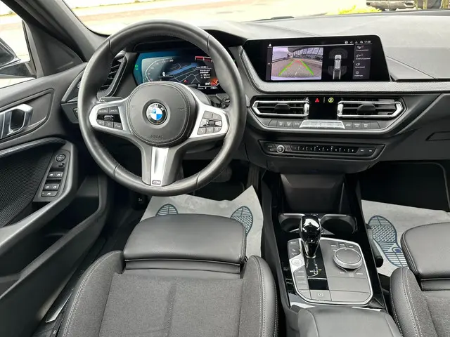 BMW 1 Serie 118i Executive Edition 2020 Benzine 17