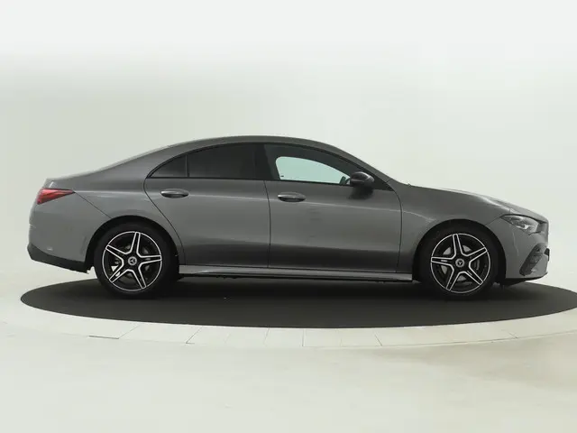 Mercedes-Benz CLA 180 AMG Line 2024 Hybride Benzine 12