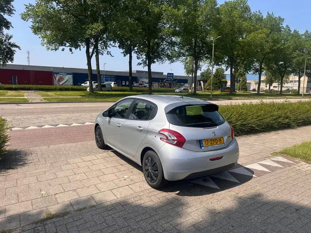 Peugeot 208 1.2 VTi Envy 2013 Benzine 6