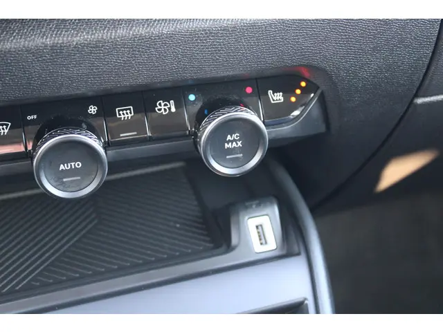 Citroën C4 1.2 PT 130 AUTOMAAT SHINE 2021 Benzine 23