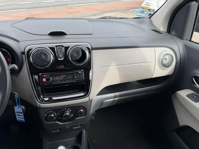 Dacia Lodgy 1.2 TCe Lauréate 5p. 2013 Benzine 28