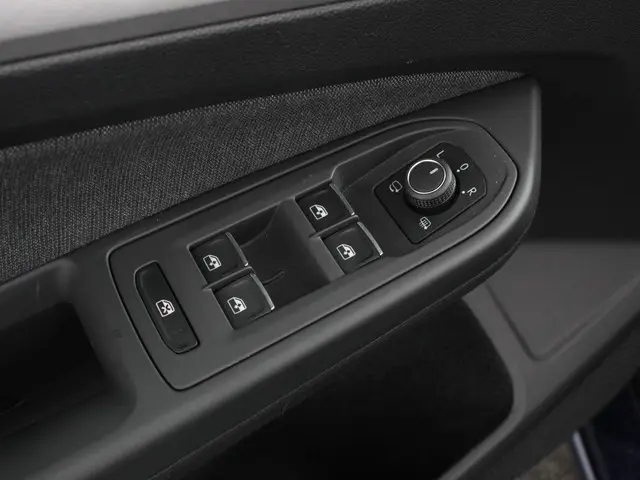 Volkswagen Golf 1.0 eTSI Life Business 2023 Benzine 12