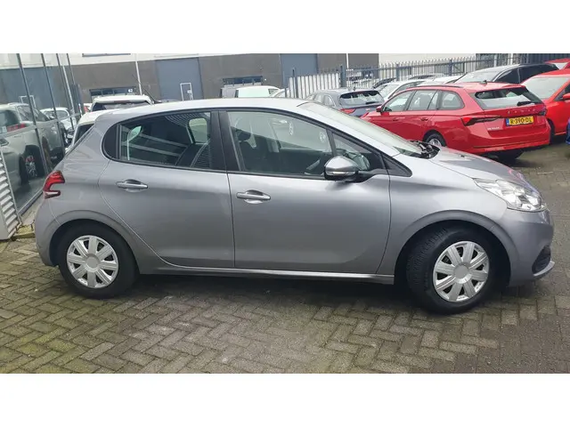 Peugeot 208 1.2 PureTech Like 2019 Benzine 9