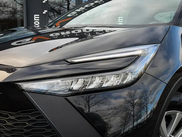 Toyota C-HR 1.8 Hybrid 140 Active 2024 Hybride Benzine 6