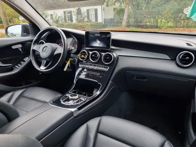 Mercedes-Benz GLC 250 4MATIC Premium 2018 Benzine 12