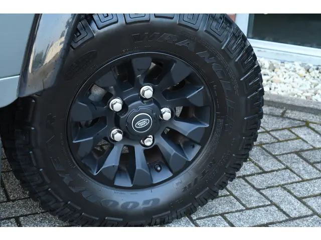 Land Rover Defender 110 2.2 TD4 Hard Top 2015 Diesel 9