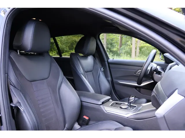 BMW 3 Serie Touring 320i Executive 2022 Benzine 12