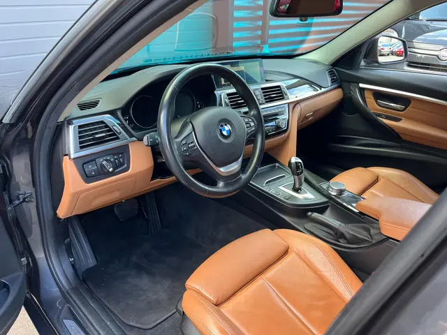 BMW 3 Serie Touring 318i Luxury Edition 2018 Benzine 6