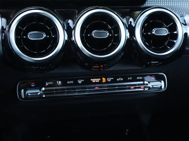 Mercedes-Benz GLB 180 Luxury Line 2023 Benzine 26