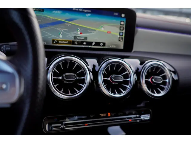 Mercedes-Benz CLA 250 e AMG Line 2023 Hybride Benzine 33