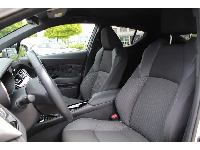 Toyota C-HR 2.0 Hybrid Style Bi-Tone 2023 Hybride Benzine 8