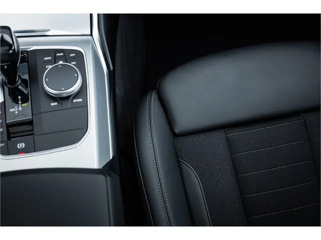 BMW 3 Serie Touring 320i Sportline 2021 Benzine 39