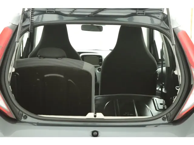 Toyota Aygo 1.0 VVT-i x-play 2019 Benzine 25