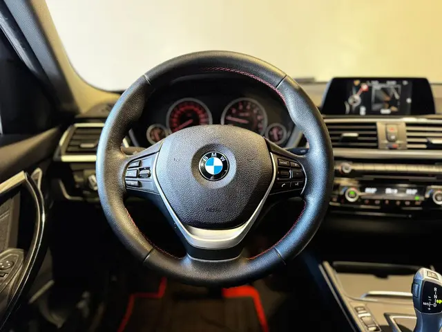 BMW 3 Serie 318i Executive 2017 Benzine 22
