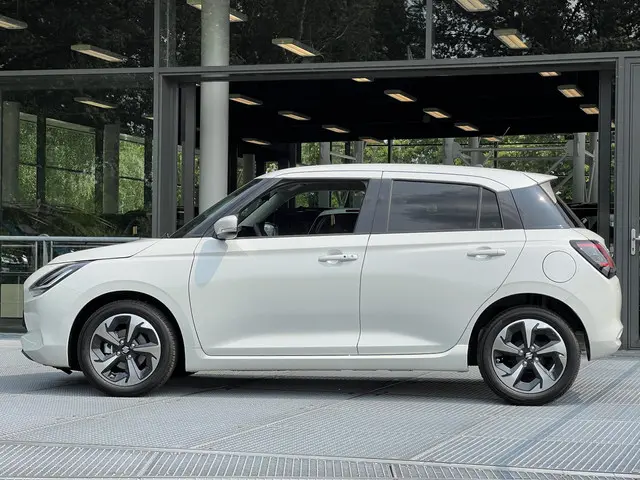 Suzuki Swift 1.2 Style Smart Hybrid 2024 Benzine 17