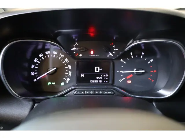 Citroën C3 Aircross PT 110 Shine 2020 Benzine 31