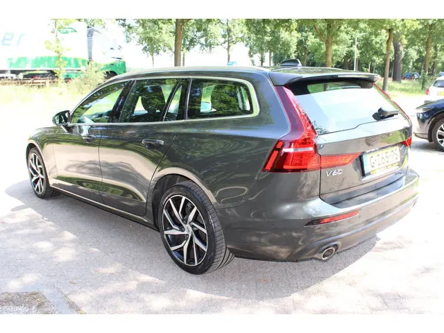 Volvo V60 2.0 T4 Momentum Pro 2019 Benzine 3