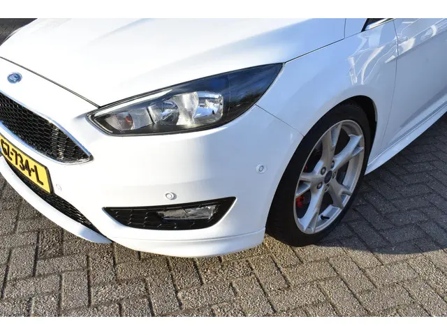 Ford Focus 1.5 Titanium Edition 2015 Benzine 9