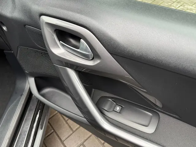 Peugeot 2008 1.2 PureTech Blue Lion 2017 Benzine 24