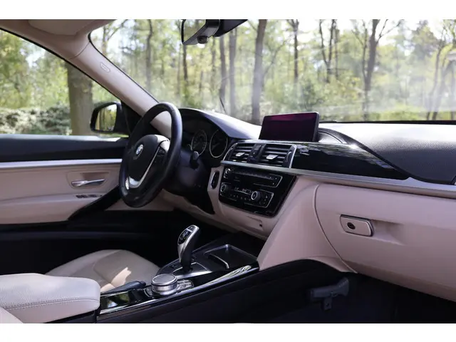 BMW 3 Serie GT 320i High Executive 2020 Benzine 17