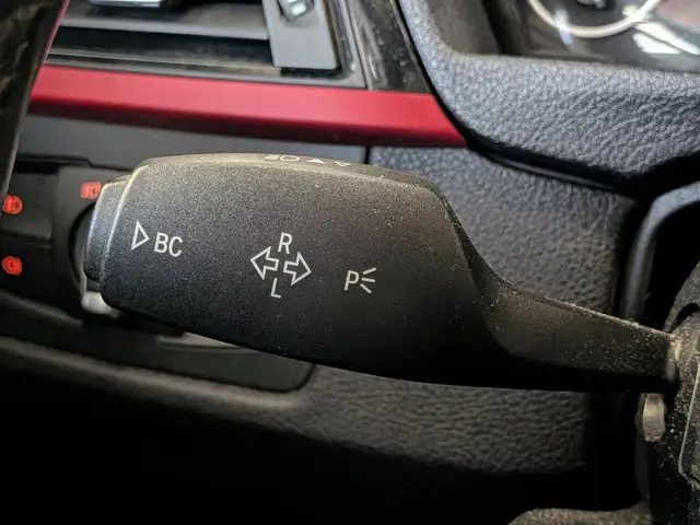 BMW 3 Serie Touring 316i High Executive 2014 Benzine 16