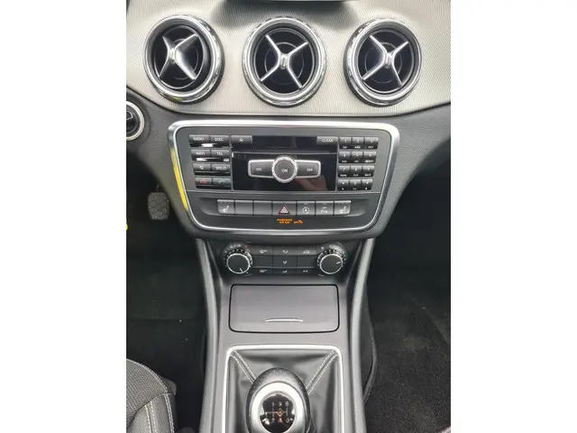 Mercedes-Benz GLA 180 Prestige 2015 Benzine 26