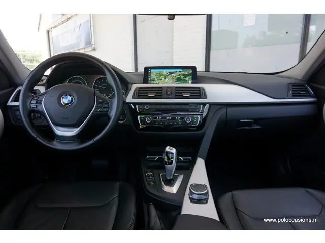 BMW 3 Serie Touring 318i 2019 Benzine 12